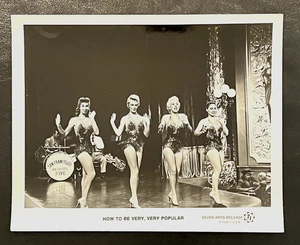 CÓMO SER MUY, MUY POPULAR FOTO DE ESCENA DE PELÍCULA DE 1955 (P200) - Imagen 1 de 2