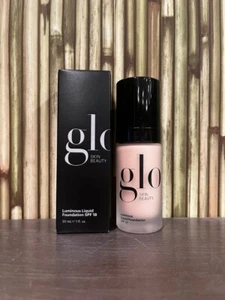 Base líquida luminosa Glo Skin Beauty FPS 18 1 oz/30 ml - tonos surtidos - Imagen 1 de 1