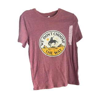 Neu mit Etikett Wrangler Yellowstone T-Shirt "We Don't Choose the Way" weinrot Grafik Small - Bild 1 von 12