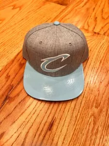 Sombrero Ajustable Mitchell & Ness Cleveland Cavaliers Gris y Azul Claro - Imagen 1 de 2