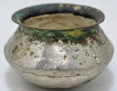 Antigua olla redonda pequeña de cobre para pasta de cal original hecha a mano recubierta de níquel Foto 1 de 4