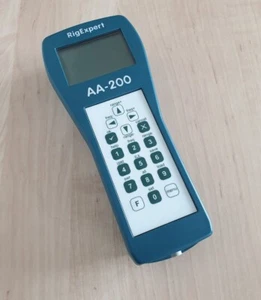 Analyseur d'antenne RigExpert AA-200 (0,1-200 MHz) + boîtier, alimentation et batterie - Photo 1/4