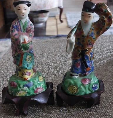 PAR DE FIGURAS ANTIGUAS CHINAS FAMILLE VERTE SOBRE SOPORTES DE MADERA DE ROSA TALLADA Foto 1 de 4