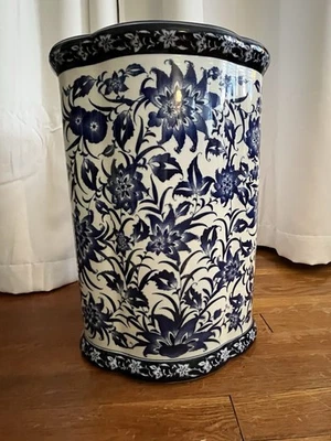 Bombay Co., Soporte para paraguas azul y blanco, 12,5"x18" de alto, sin astillas ni grietas. Foto 1 de 4