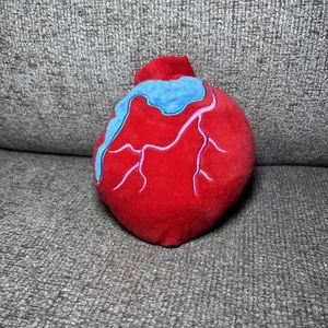 Greg der Zombie Plüsch Herz nur Ersatz rot & blau - Bild 1 von 3