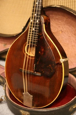 Gibson 1918 A model Mandolin excellent sound Original case - Image 1 of 4