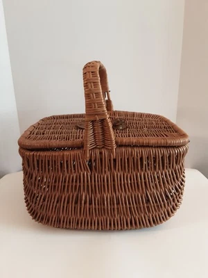 Cesta de picnic de mimbre vintage de los años 50 con tapa con bisagras con una sola manija Foto 1 de 4