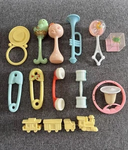 Vintage! Hartplastik Baby Spielzeug Hongkong Rassel Vogel, Telefon, Windelnadel, Zug, Würfel - Bild 1 von 11
