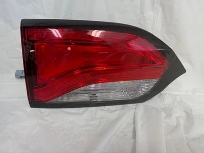 Luz trasera interior del lado izquierdo del conductor Chrysler Pacifica 2017-2020 fabricante de equipos originales sin LED Foto 1 de 4