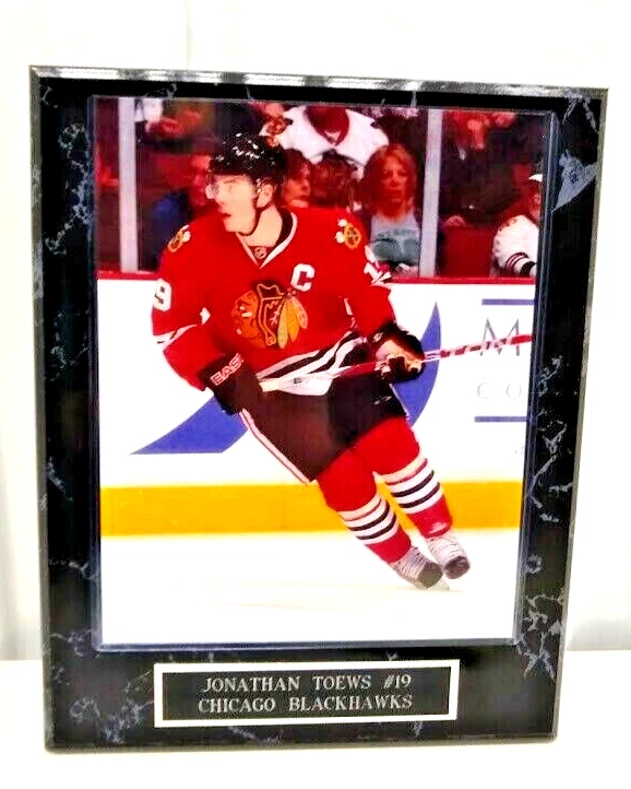 Placa de mármore preto Jonathan Toews-Blackhawks-10 1/2 x 13 com foto 8x10 - Imagem 1 de 2