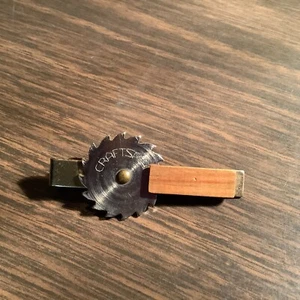 Vintage Craftsman Kreissägeblatt Krawattenclip Holz & Metall dreht sich - Bild 1 von 6