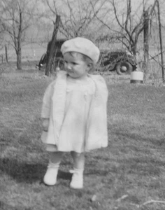 40er Jahre Mädchen Kindheit Portrait Landhof Zaun Bäume - Bild 1 von 3