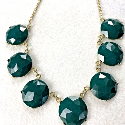 "Collar babero verde esmeralda oscuro 16"" tono dorado piedras facetadas" Foto 1 de 4