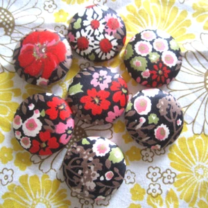 Set of 7 Pink Floral Covered Buttons Vintage Polished Cotton Fabric 1960s Sewing - Picture 1 of 2