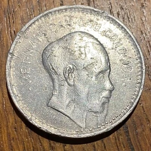 PIECE DE 1 DONG VIETNAM 1946 (1124) AXE DE FRAPPE DECALÉ - Picture 1 of 3