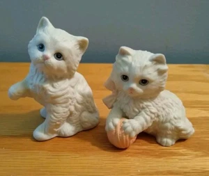 2 Vintage Homco White Persian Cats Kittens Cat Figurines 1413 & 1410 Blue Eyes - Picture 1 of 12