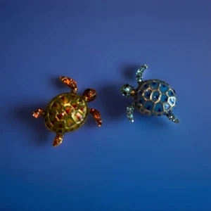 New Betsey Johnson Rhinestone Pair Of Enamel Blue And Green Turtles Pin Brooch - Picture 1 of 4