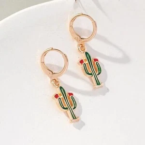 Orecchini Huggie pendenti western sud-ovest ciondolo cactus deserto oro e verde NUOVI - Foto 1 di 7