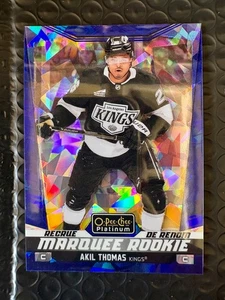 2024-25 Platinum Akil Thomas Marquee Rookie Blue Fragments SSP #055/125 RC Card - Foto 1 di 2
