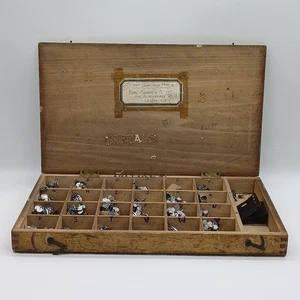 Iniciales metálicas vintage para sombreros, de una empresa llamada Chas. Cooper & Co. Ltd - Imagen 1 de 6