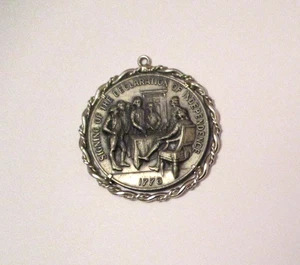 CIONDOLO VINTAGE 1776-1976 FIRMA della DICHIARAZIONE DI INDIPENDENZA *STILE RARO - Foto 1 di 2