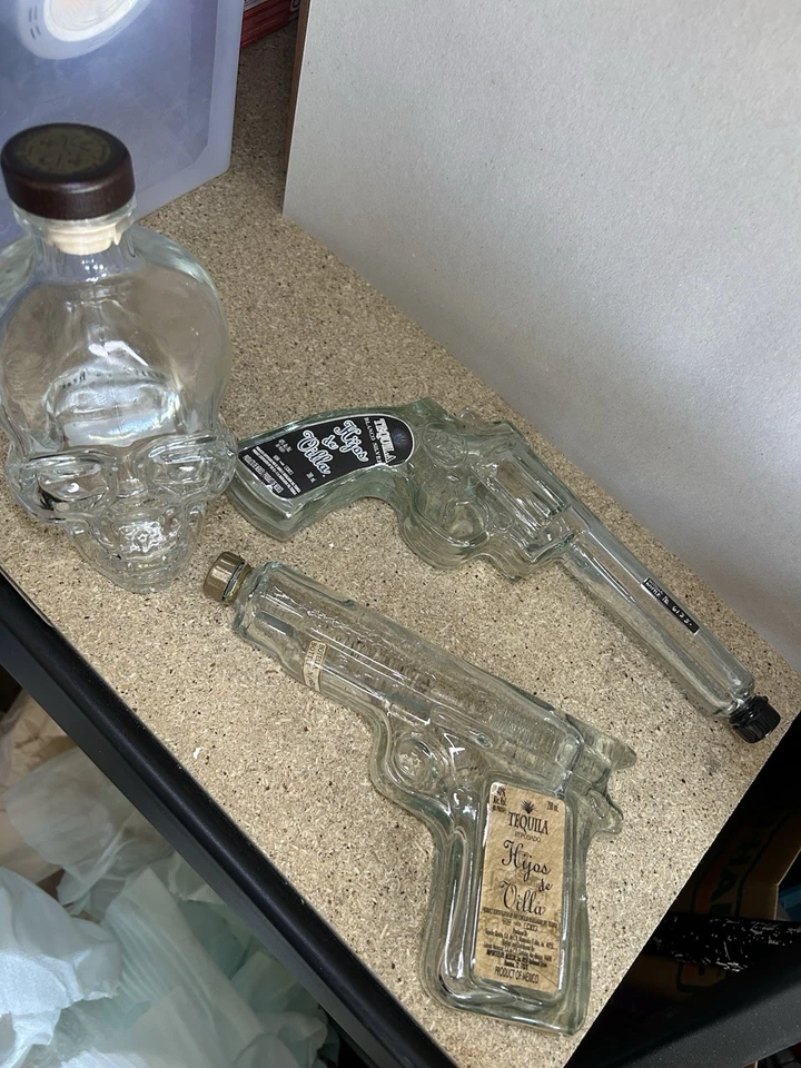 Botellas coleccionables vacías - Vodka con cabeza de cristal y forma de pistola de tequila Hijos de Villa Foto 1 de 4