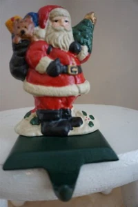 Vintage Weihnachtsmann Gusseisen Weihnachten Strumpf Aufhänger Halter Geschenke und Bär - Bild 1 von 5