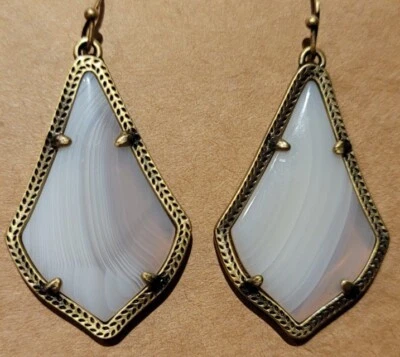 Pendientes de ágata con bandas blancas Kendra Scott en latón antiguo Foto 1 de 4