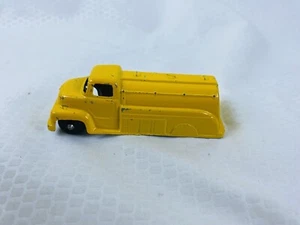 TOOTSIE TOY 3" TANKER BENZIN GAS ÖL Wasser LKW gelb fehlende Hinterachse & Räder - Bild 1 von 5