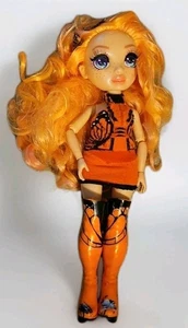 Muñeca Rainbow High Poppy Rowan Conjunto Original Botas MGA Mariposa Pelo Rizado - Imagen 1 de 6