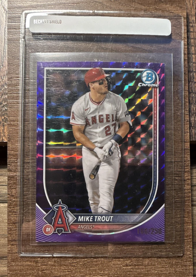2025 Bowman Chrome — Mike Trout, Mike Trout No27 фиолетовая геометрическая переливающаяся карточка /250 - Изображение 1 из 1
