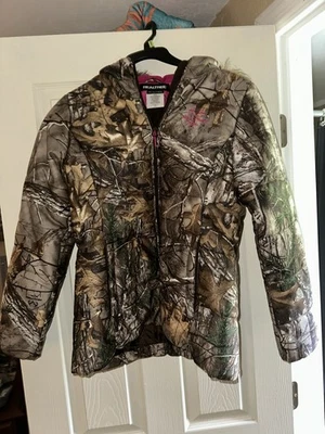 Jaqueta acolchoada com capuz de pele REALTREE, bom estado. Camuflagem feminina pequena, zíper completo  - Imagem 1 de 4