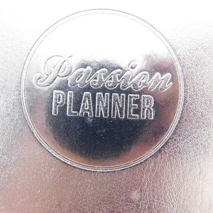 Passion Planner Daily Undated Black Elite Day Organizer 6 x 8.5 Inches - Imagen 1 de 17