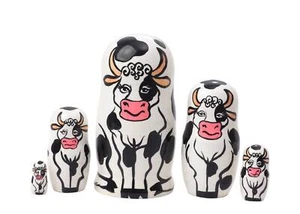 Muñeca anidadora de vaca Holstein pintada a mano 5 piezas más alta 4" 100 % madera de tilo natural - Imagen 1 de 3