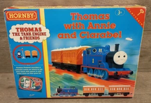 HORNBY No.R 9022 THOMAS & FRIENDS PASSENGER WIND-UP TRAIN SET Annie & Clarabel - Picture 1 of 19