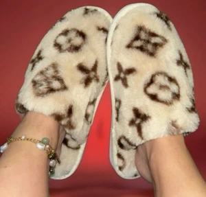 NEW women’s Furry Slippers 2025 Floral Pattern Size 6.5 Come In Package - Picture 1 of 4