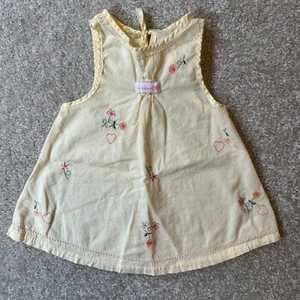 In Bloom gelbes besticktes Schürzenkleid Kleinkind Einheitsgröße Baby Mädchen - Bild 1 von 5