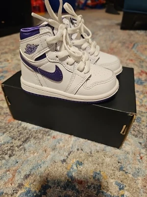 Nuevo con etiquetas Air Jordan 1 Retro Alto OG (TD) Talla 5c Blanco Corte Púrpura CU0450-151  Foto 1 de 4