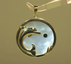 25.5MM SOLID 14K YELLOW GOLD MOTHER OF PEARL BLACK ONYX HAWAIIAN DOLPHIN PENDANT - Picture 1 of 11