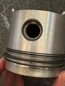 1 Kolben Kolbenringe 83,0 mm für Mercedes 230 M111 M127 M180 W110 230.6 W114 111 - Picture 1 of 3