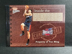 YAO MING 2002-03 FLEER PLATINUM NOVATO DENTRO DEL LIBRO DE JUGADAS # 151/400 Rockets A2W - Imagen 1 de 2
