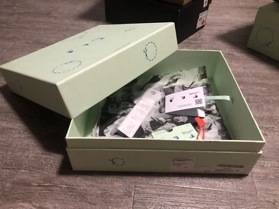 Caja verde vacía blanco roto Foto 1 de 2