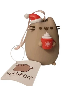 Dept 56 Pusheen Maullido Navidad Gato Santa Sombrero Sosteniendo Cacao Caliente 3" Adorno Nuevo con Etiquetas - Imagen 1 de 19