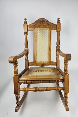 Cadeira de balanço de madeira vintage assento de bengala e encosto esculpido floral decoração de campo fazenda - Imagem 1 de 4