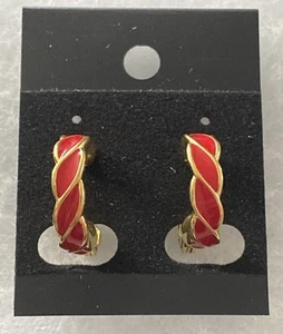 Vintage Monet kleine goldfarbene rote Emaille Creolen Clip auf Ohrringe 1/2" - Bild 1 von 4