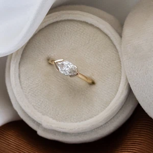 Anillo de compromiso de diamantes de oro amarillo de 18 k IGI creado en laboratorio corte marquesa 1 quilate - Imagen 1 de 14