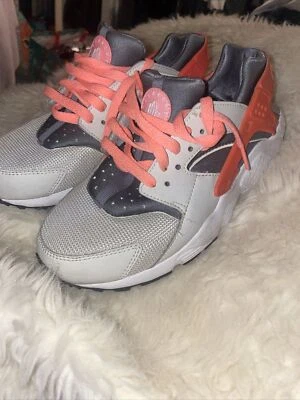 Girl's NIKE HUARACHE Athletic Running Shoes 654280-010 SIZE 5.5Y US Infared Gray - Image 1 of 4