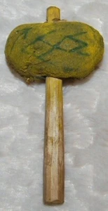 Vintage Miniatur Navaho Rasselfell Abdeckung bemalt mit den Insektenbildern. - Bild 1 von 7