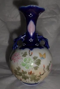 Vintage 5 1/2" blau weiß Porzellan Vase mit handbemalten Blumen & Schmetterlingen! R3 - Bild 1 von 7