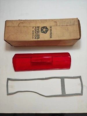 Chrysler Newport 1968 luz trasera izquierda lámpara lente con junta 2809195 Nuevo de Lote Antiguo Foto 1 de 4